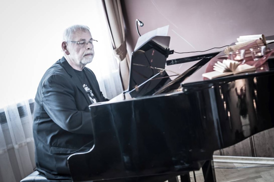 Bogdan Ciesielski podczas recitalu Marceliny Bociek w Bydgoskiej Spółdzielni Mieszkaniowej. Rok 2018./fot. bsm.bydgoszcz.pl